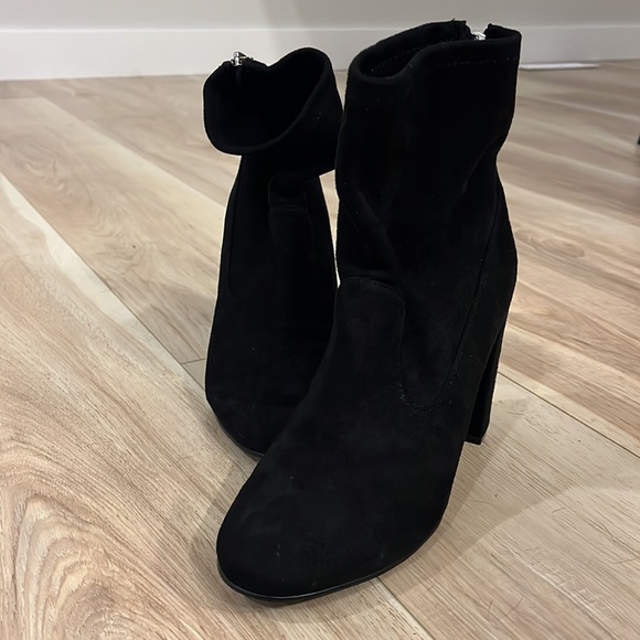 The Wishbone Collection Gemma Stretch Suede Black Heeled Bootie size 8M - Picture 4 of 5